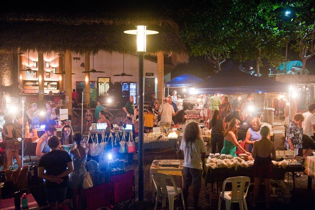 Evening artesanal market with art, crafts, food, souvenirs, jewelry, paintings....  live music and fun!  