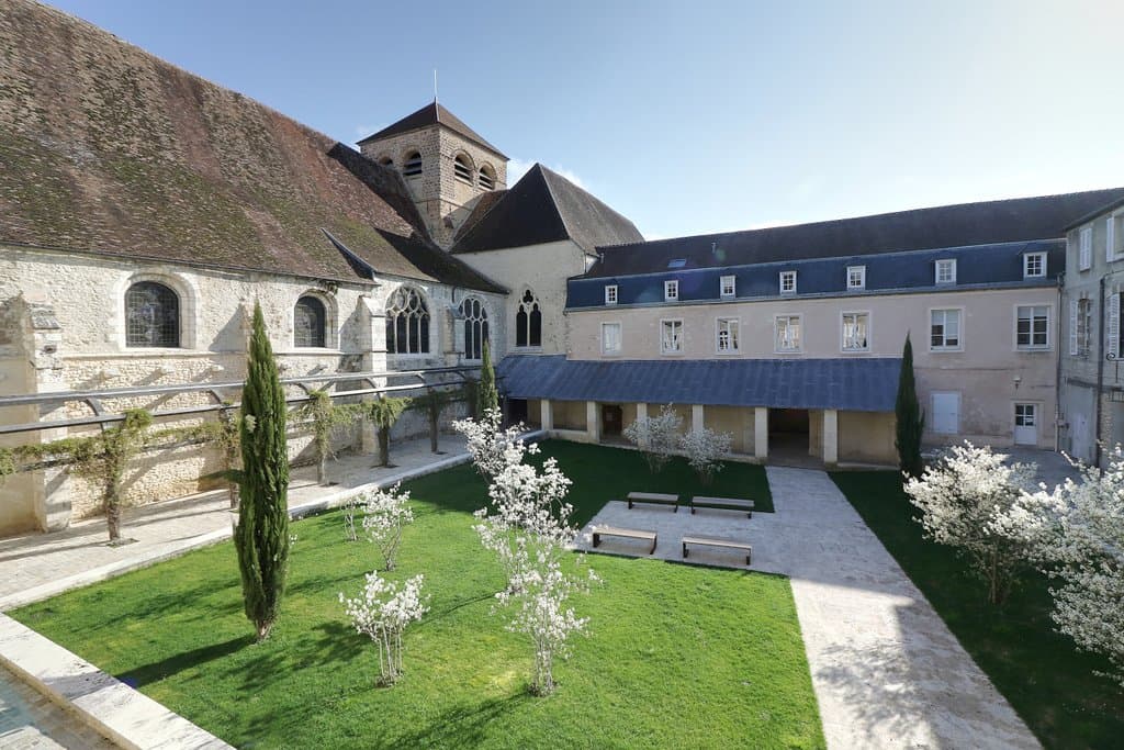 Le jardin du Prieuré Saint-Ayoul, ensemble historique millénaire à Provins