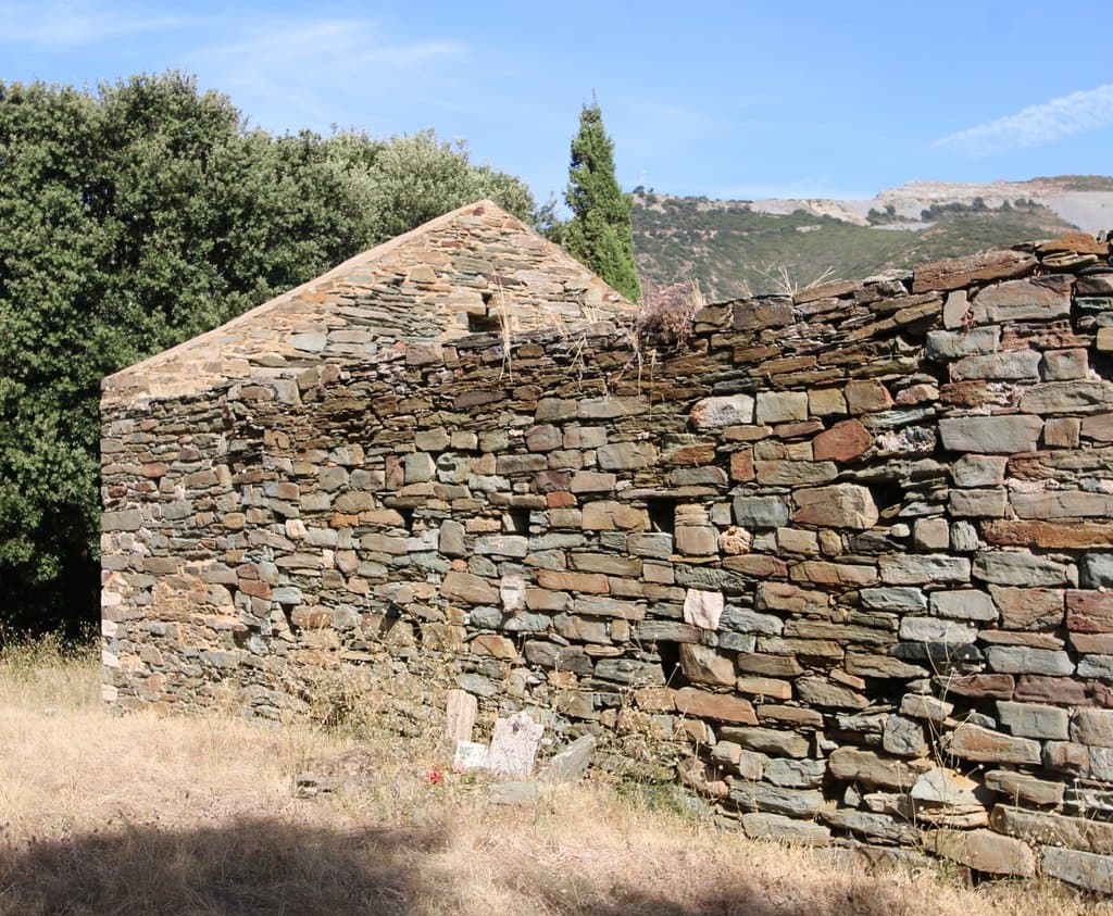 A Vescovato, en haute corse, une ancienne église piévane pouvant  dater du 12e siècle ou du 13e siècle a été remaniée au cours du 19e siècle afin de servir comme chapelle funéraire à la famille Sébastiani. L’idée est bonne à ce jour afin de sauvegarder le patrimoine et ne comprends car on pourrait faire la même chose avec cette église.