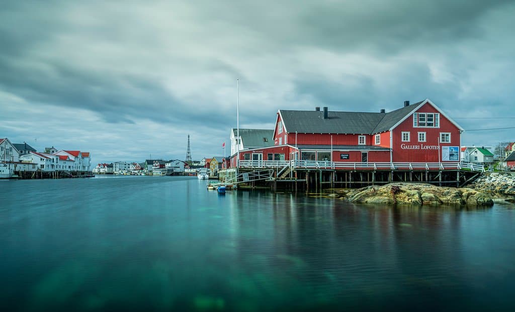 Galleri Lofotens is located in beautiful surroundings in Henningsvær.