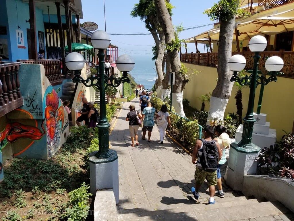 La famosa Bajada de los Baños en barranco es una quebrada natural por la cual bajaban los pescadores y los bañistas a las hermosas playas de Barranco desde el siglo XX, esta bajada está rodeada de preciosas y coloridas casonas y restaurantes los cuales conservan su estilo colonial, en estos pasadizos te sentirás muy acogido por la cultura y felicidad.