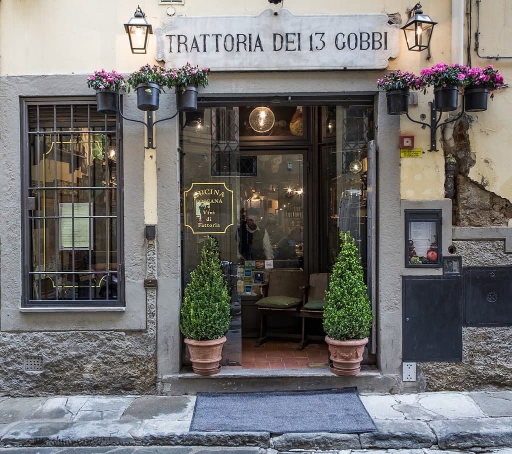 Nel cuore del centro storico e a due passi dai più grandi alberghi della città, la Trattoria I 13 Gobbi è frequentata e molto apprezzata sia da fiorentini che da turisti italiani e stranieri. Situato in un edificio d'epoca, il ristorante vive in confortevoli ambienti dall'atmosfera familiare e propone una cucina che interpreta con rigore le antiche ricette della cucina toscana più genuina.