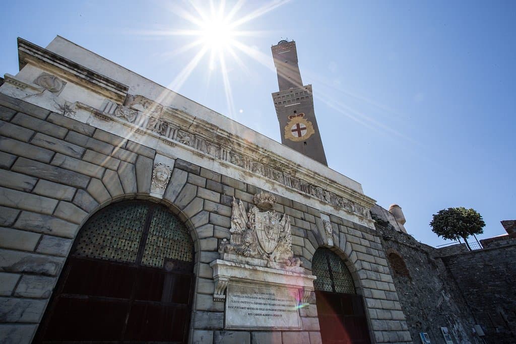 La Lanterna e l'antica porta occidentale di Genova sita nel parco del faro.