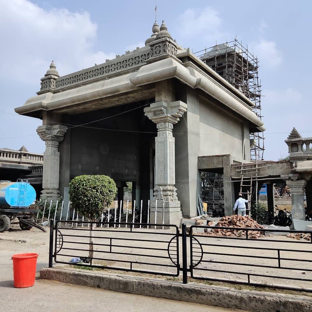 Shingnapur is also famous for the fact that no house in the village has doors, only door frames. Despite this, officially no theft was reported in the village because they believe who would do that God will punish him not people