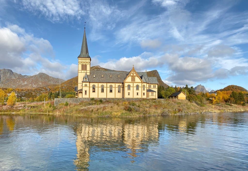 Flott kirke med Kjeldbergtinden i bakgrunn.