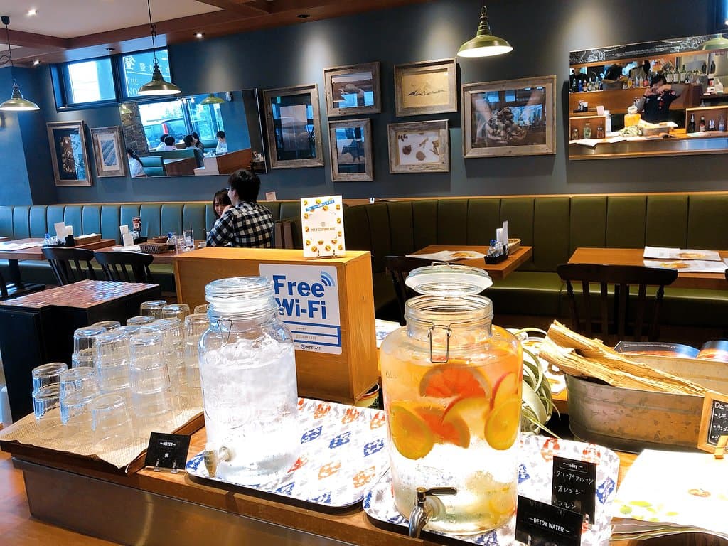 餐廳提供免費自助水及生果味水