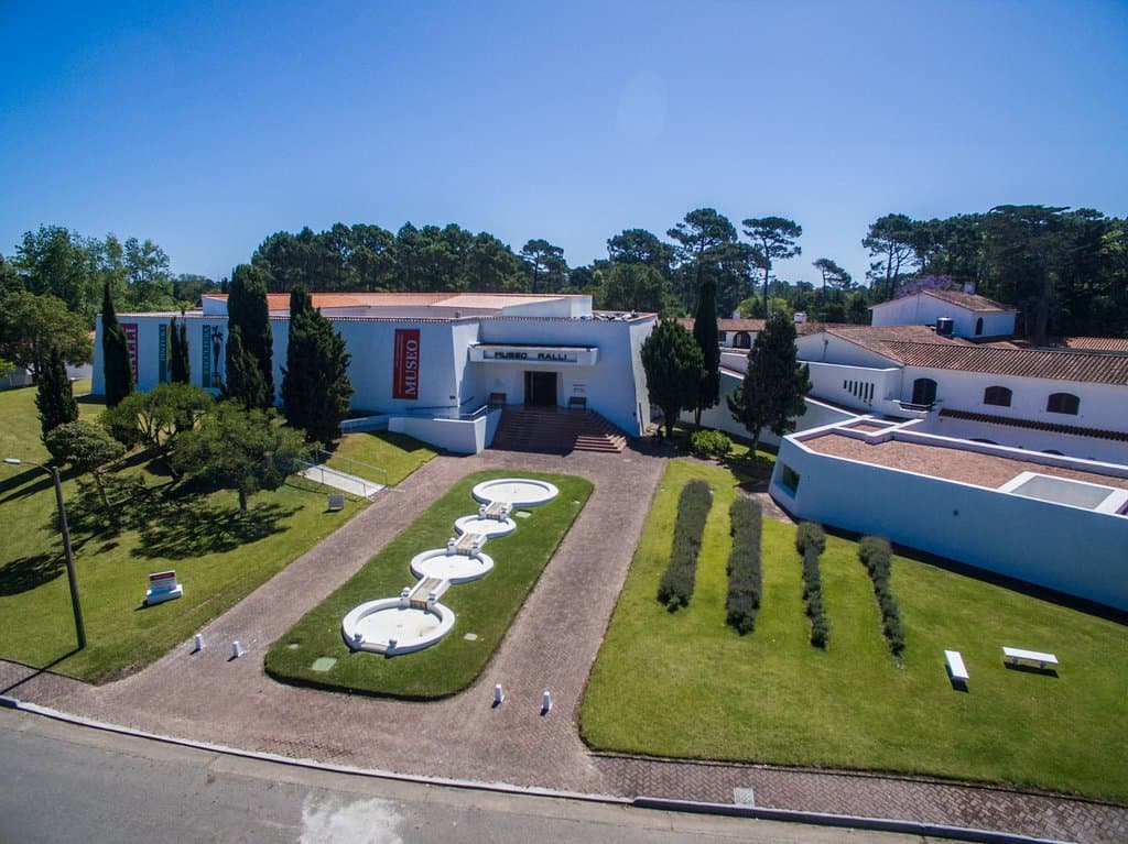 Entrada Principal Museo Ralli ubicado en el Barrio Beverly Hills de Punta del Este. El primero de las cinco sedes Ralli que existen en el  Mundo. 