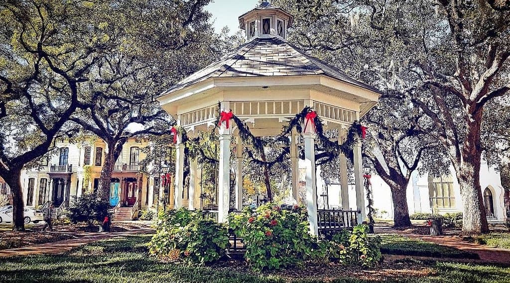 Which Savannah square makes you feel the most festive?  [📸: @deniseweiershaus]