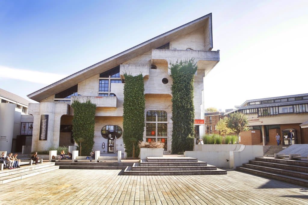 In the upper part of Louvain-la-Neuve, the Museum's building was designed by André Jacqmain in 1973.