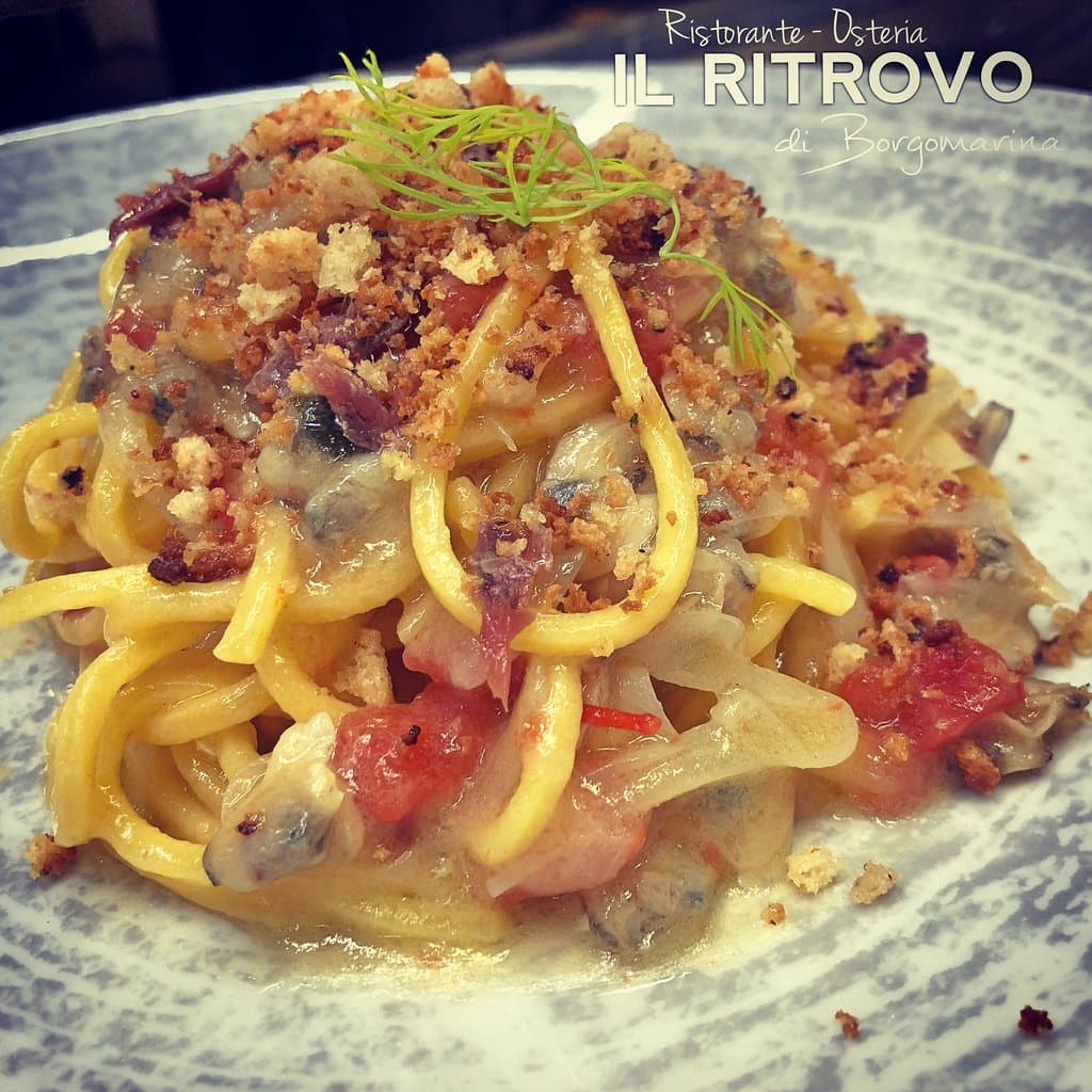 Chitarrini alle vongole nostrane, alici e scalogno.
Un grande classico con pomodoro fresco e “la mollicata”