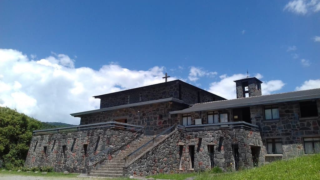 Iglesia de Cristo Rey e ingreso monasterio