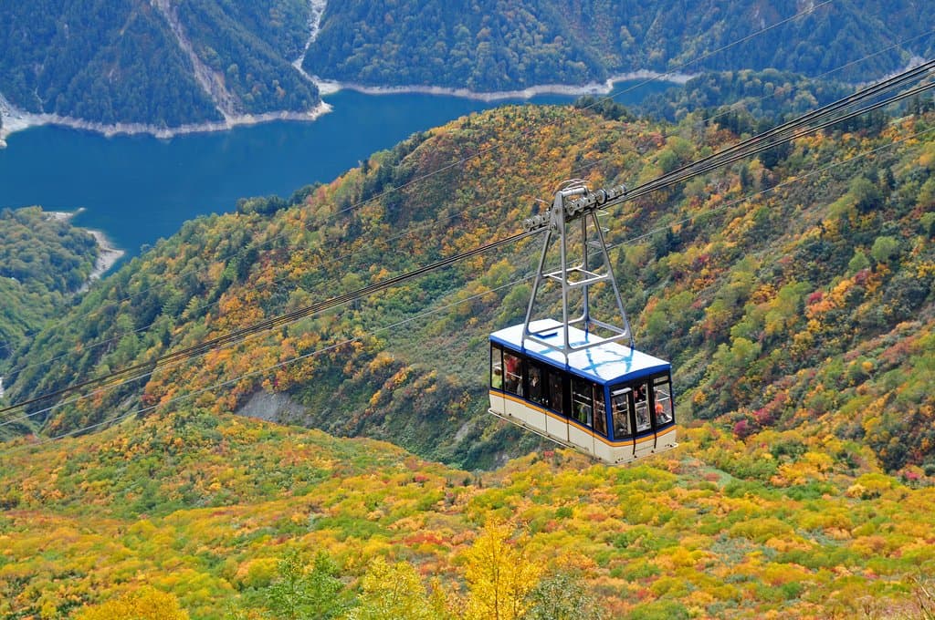 紅葉の立山ロープウェイ（9月下旬～10月上旬）