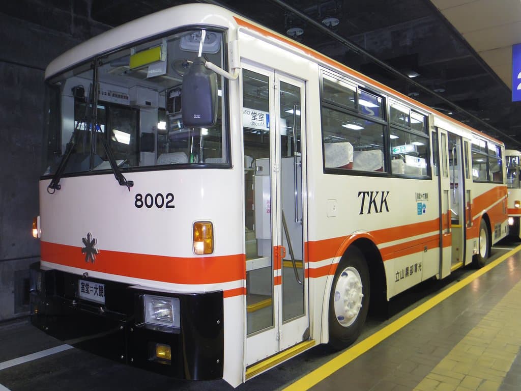 立山トンネルトロリーバスは電車の仲間なので、ナンバープレートが付いていない！