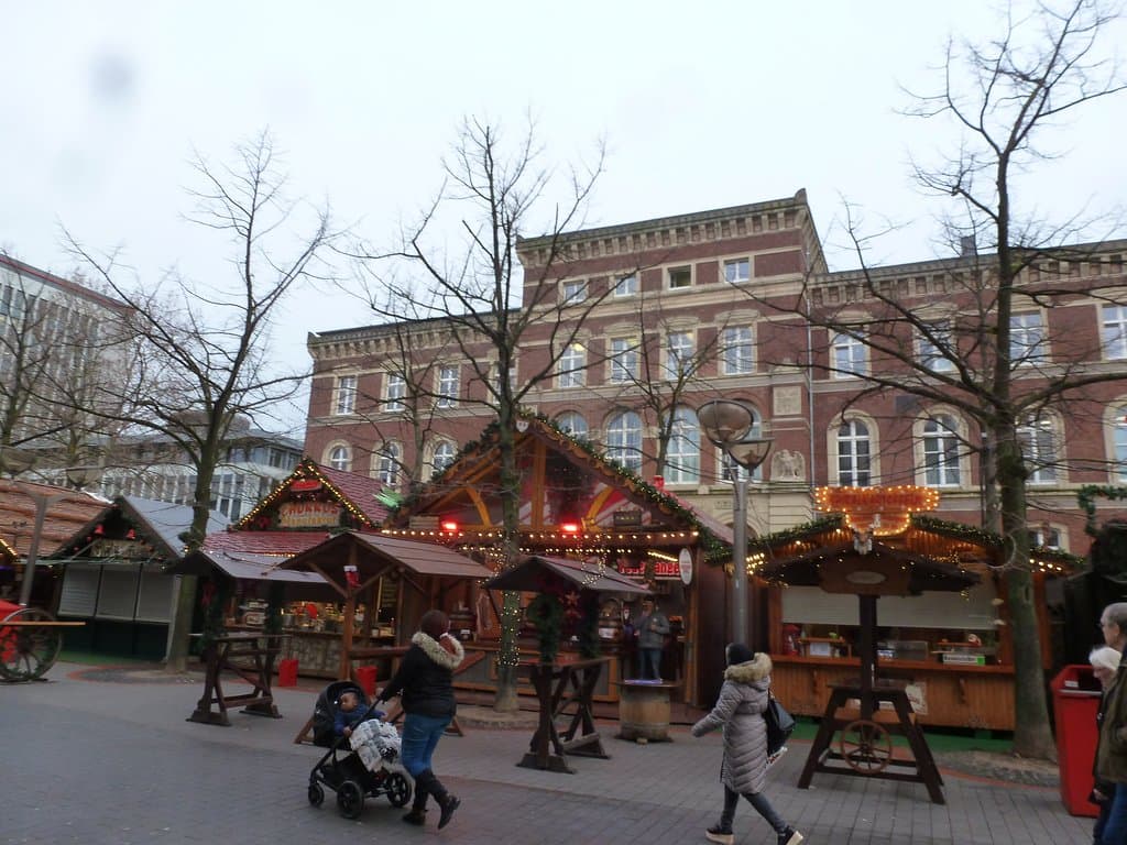 Auf der König Straße: In der Straßen-Mitte verläuft über die gesammte Straßen-Länge, der Duisburger Weihnachtsmarkt. Dezember 2019