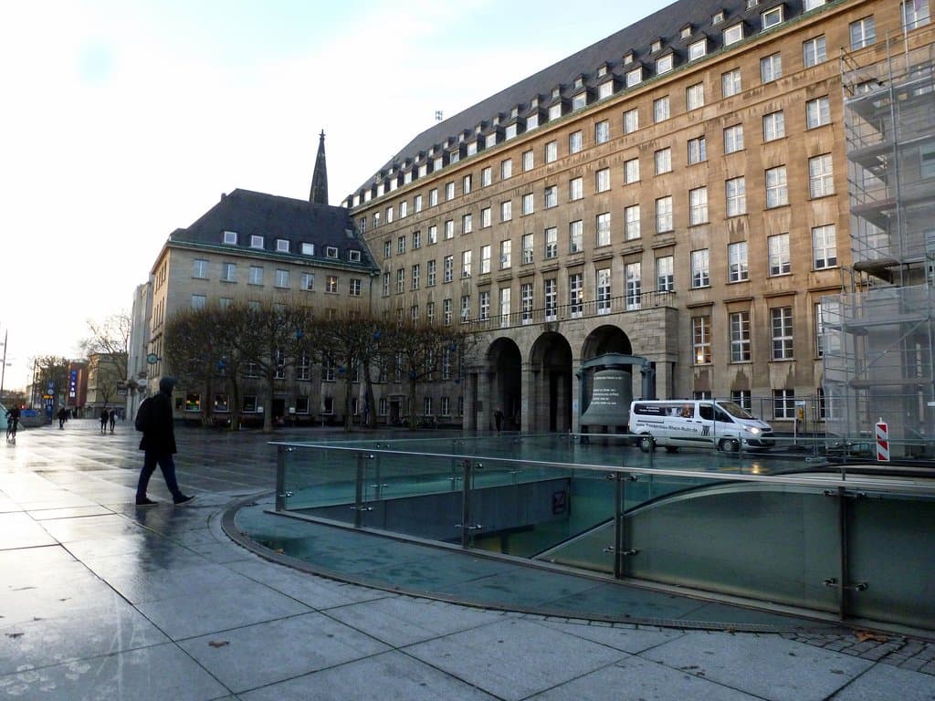 Das ist auf den Rathaus-Vorplatz zu sehen...