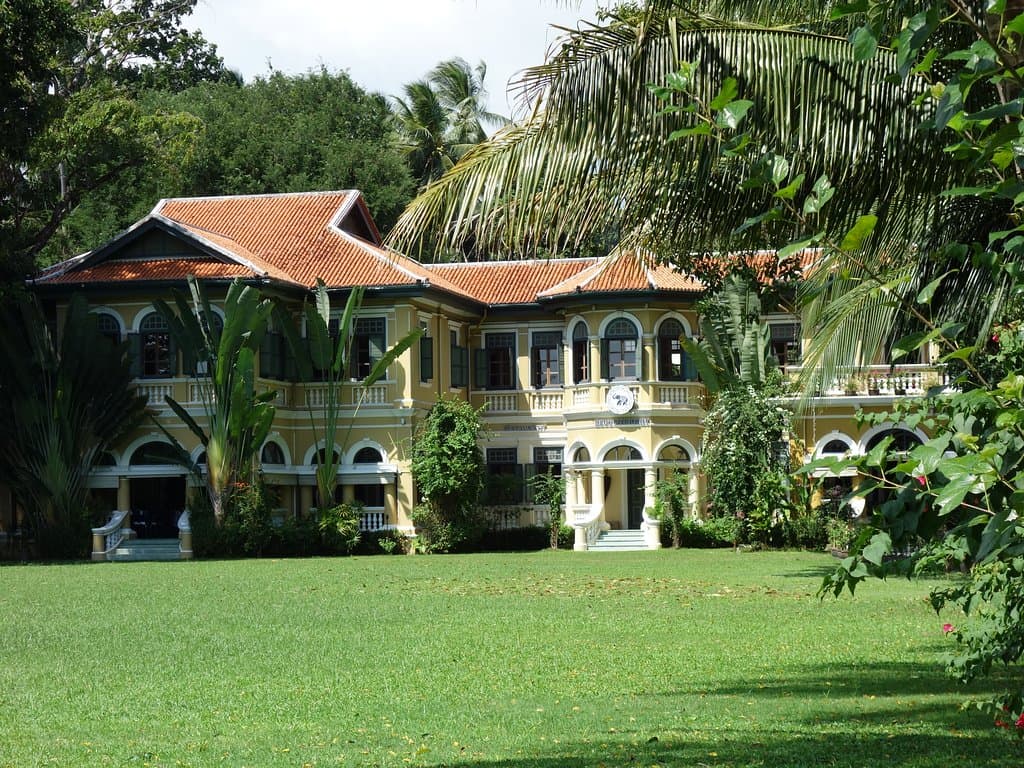 Garten und Gebäude.