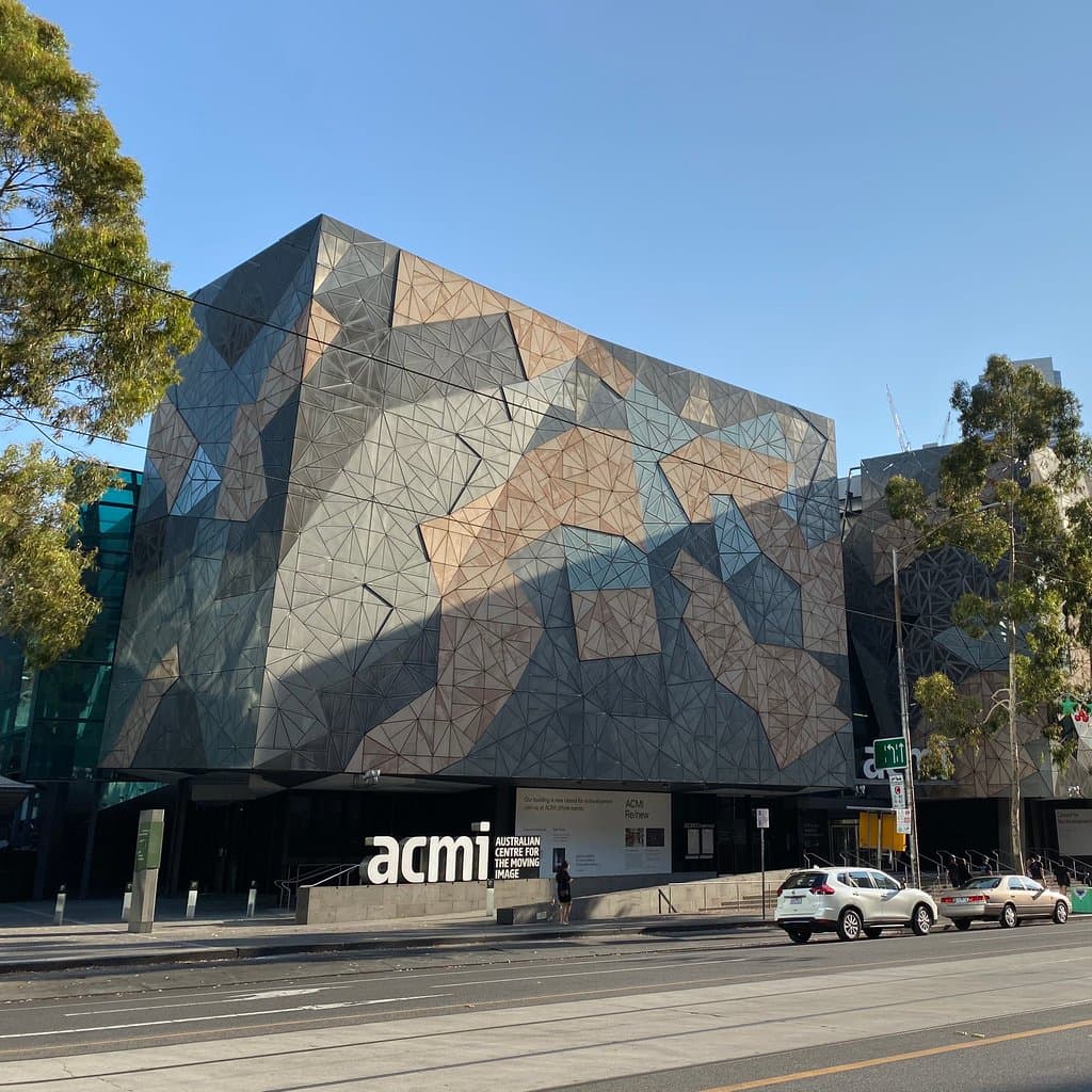 ACMI - Australian Centre for the Moving Image: es el museo nacional de cine, videojuegos, cultura digital y arte de Australia. En el año 2015-16, 1,45 millones de personas visitaron ACMI, la segunda mayor asistencia de cualquier galería o museo en Australia, y el museo de imágenes en movimiento más visitado del mundo.