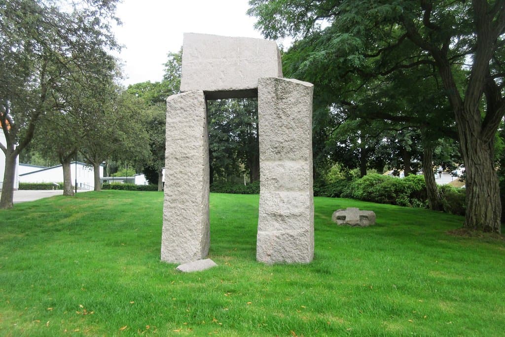 Erik Heides granitskulptur "Porten"