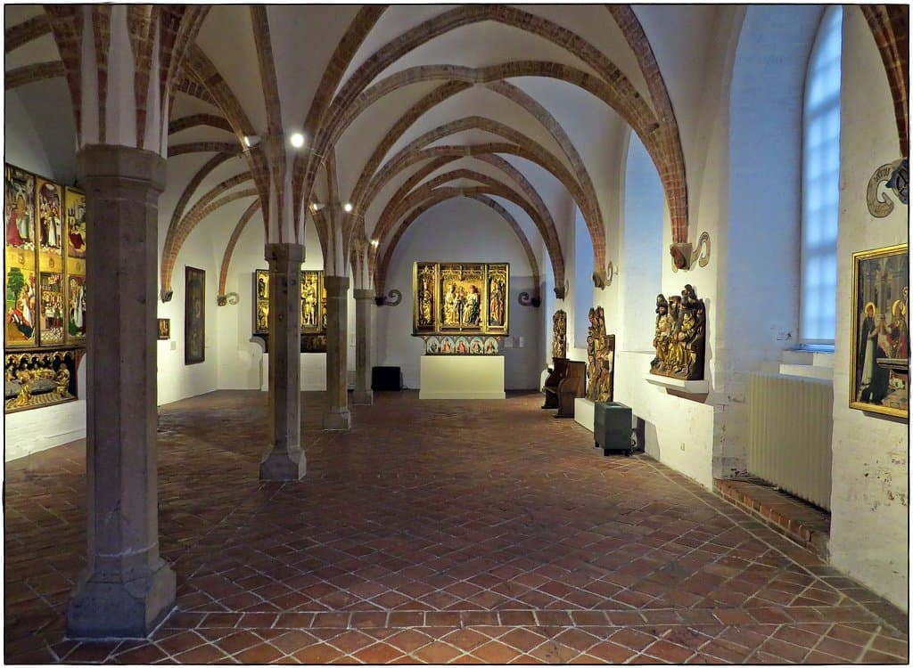 Mooie hal met veel beelden en kunstwerken