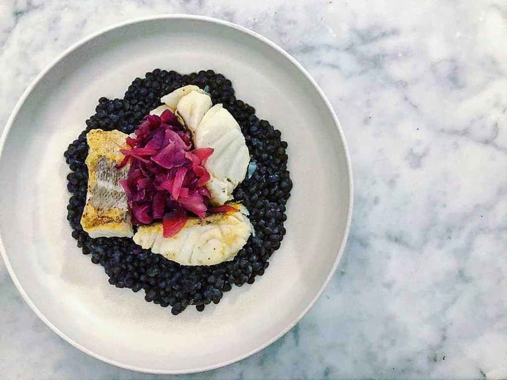 Morro di baccalà, brodo di speck, cipolla caramellata e lenticchie beluga