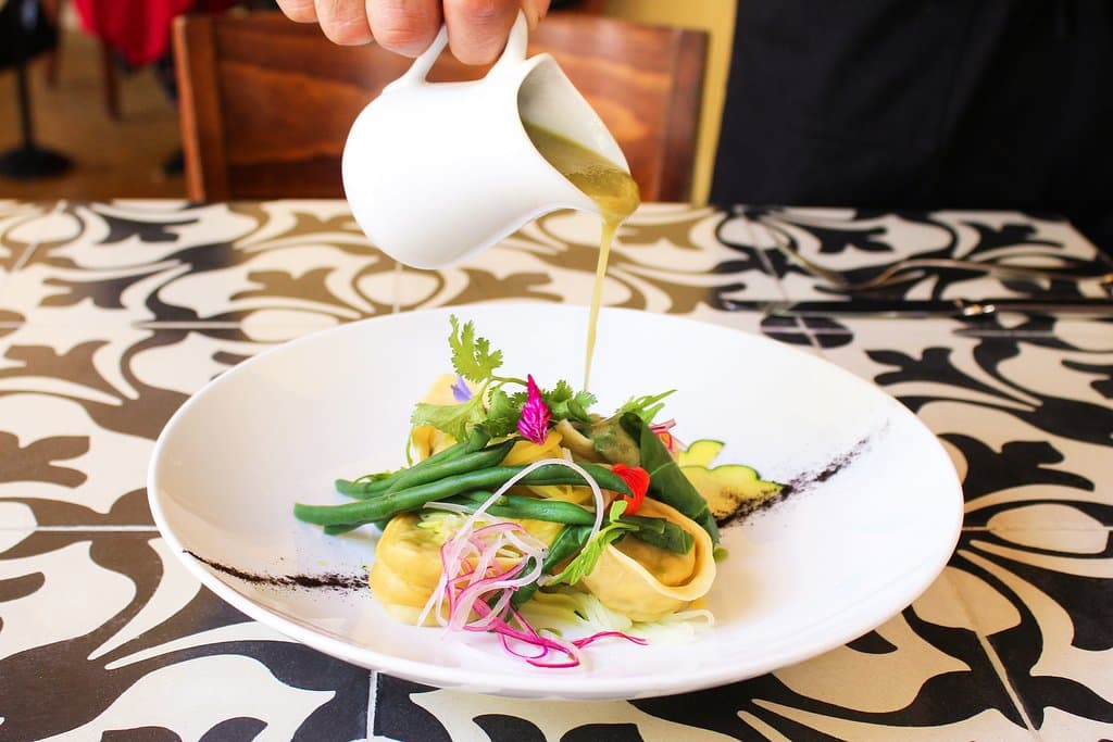 Tortelini con verde de Espinazo. Un plato lleno de colores, sabores y texturas que ya puedes ordenar en nuestro nuevo menú.

Pasta fresca rellena, ejotes, chayote, hierba santa, mole verde.