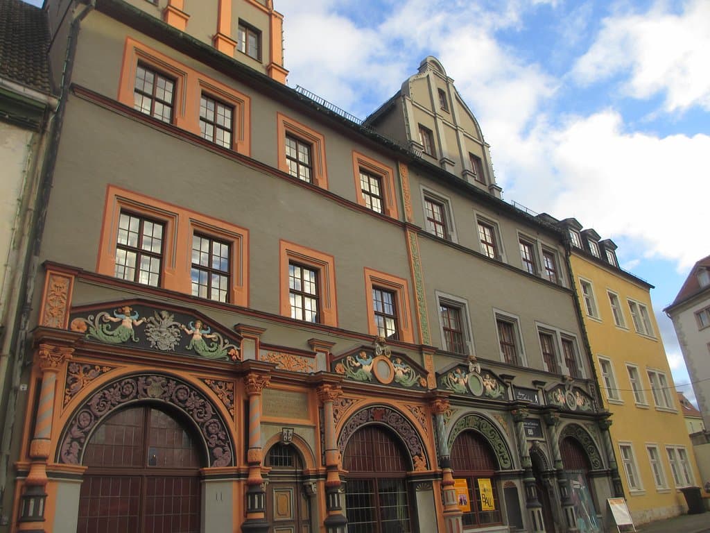 красивый  двухэтажный старинный серый дом с оранжевой 