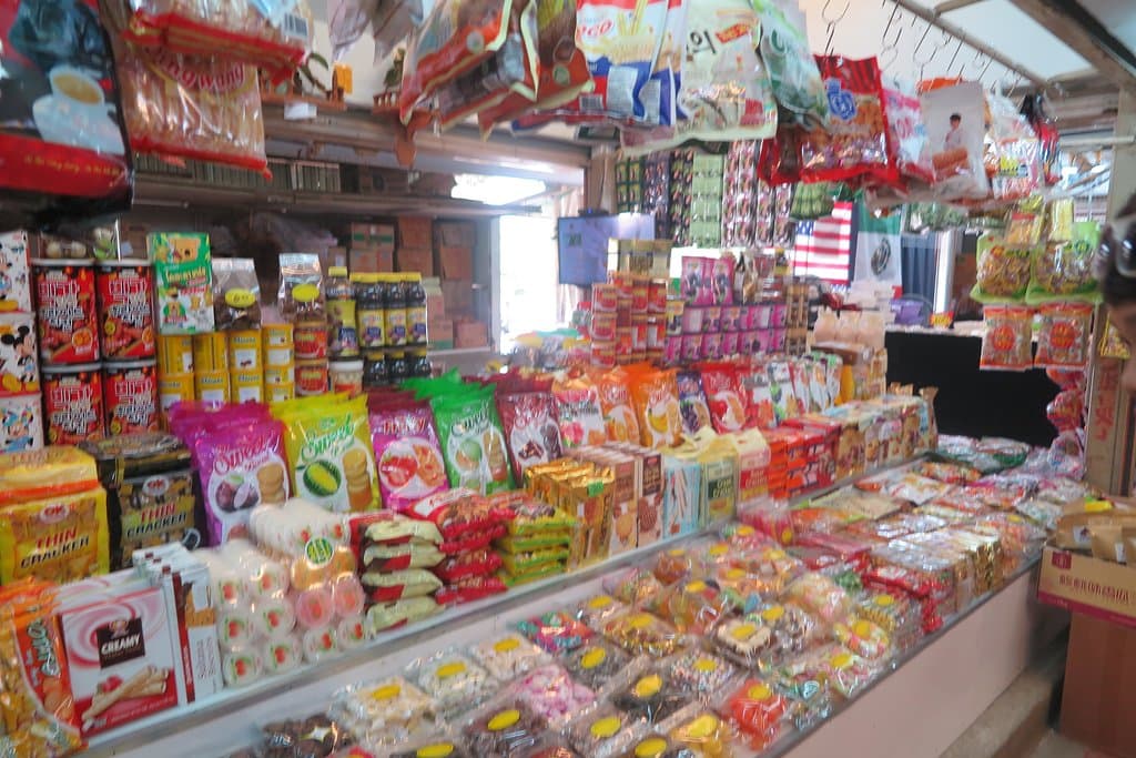 ขนมและของกินเล่น นำเข้า จาก เมืองจีน ก็ มี จำหน่าย ครับ