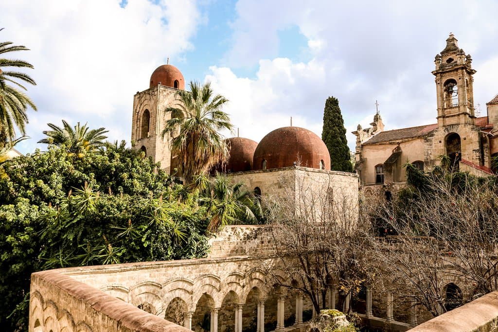 vista dall'alto del giardino, della chiesa e del chiostro