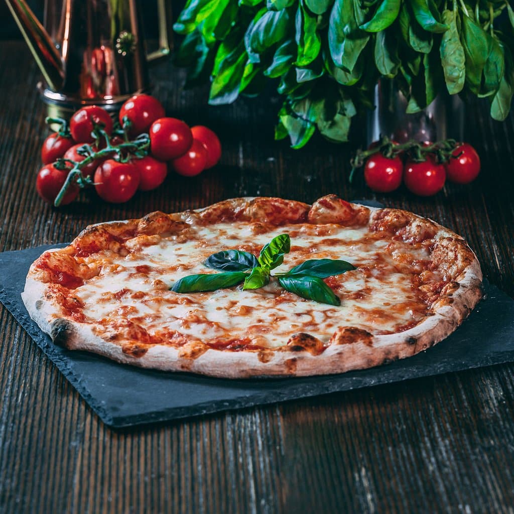 🇮🇹 𝓟𝓲𝔃𝔃𝓪 𝓜𝓪𝓻𝓰𝓱𝓮𝓻𝓲𝓽𝓪
Pomodoro, mozzarella e basilico.
Come racconteresti l'Italia attraverso un piatto? Noi sicuramente scegliamo la Margherita, classico intramontabile e simbolo d'italianità nel mondo.
🇬🇧 𝓟𝓲𝔃𝔃𝓪 𝓜𝓪𝓻𝓰𝓱𝓮𝓻𝓲𝓽𝓪
Tomato, mozzarella and basil.
How would you tell Italy through a dish? We definitely choose the Margherita, a timeless classic and a symbol of Italian style in the world.