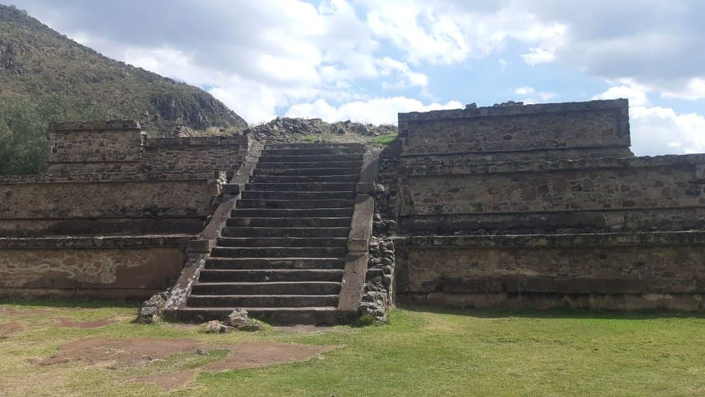 Esta tronco de pirámide es llamado “El Tecolote”, porque en ella se encontró una escultura de este animal cuando se decidió remover la tierra que la cubría. Esta​ formada por tres cuerpos escalonados construidos por talud y tablero y sirve de eje a una amplia avenida semejante a la calzada de los muertos de Teotihuacán.​ El monumento está orientado hacia el poniente, y se construyó con la más pura técnica teotihuacana.