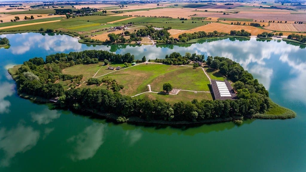 Ostrów Lednicki to malowniczo położona wyspa na jeziorze Lednica. W średniowieczu jeden z najważniejszych ośrodków państwa pierwszych Piastów. Można zwiedzić na niej ruiny kompleksu pałacowego zbudowanego za czasów Mieszka I wraz z kaplicą na planie krzyża greckiego z pozostałościami basenów chrzcielnych. Prawdopodobnie miejsce chrztu Mieszka I. www.lednica.pl