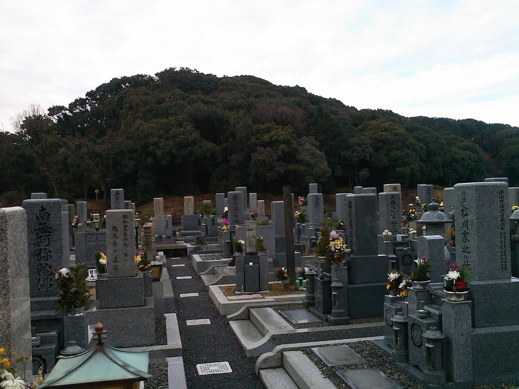 You can see the ancient tomb over the cemetery.