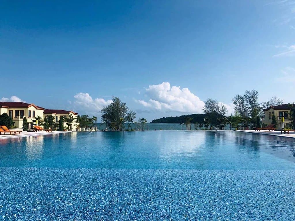 While you swim at the pool, can listen to the gentle wave sound of the ocean.