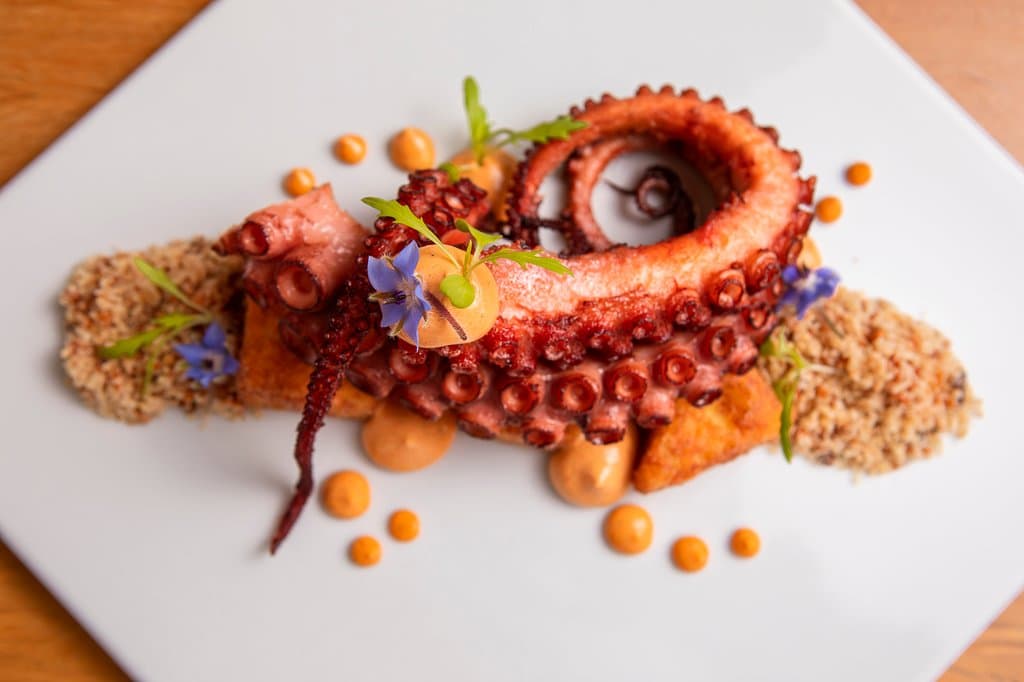 Polvo & Gnocchi Frito, farofa, pesto, aioli de bacon defumado 