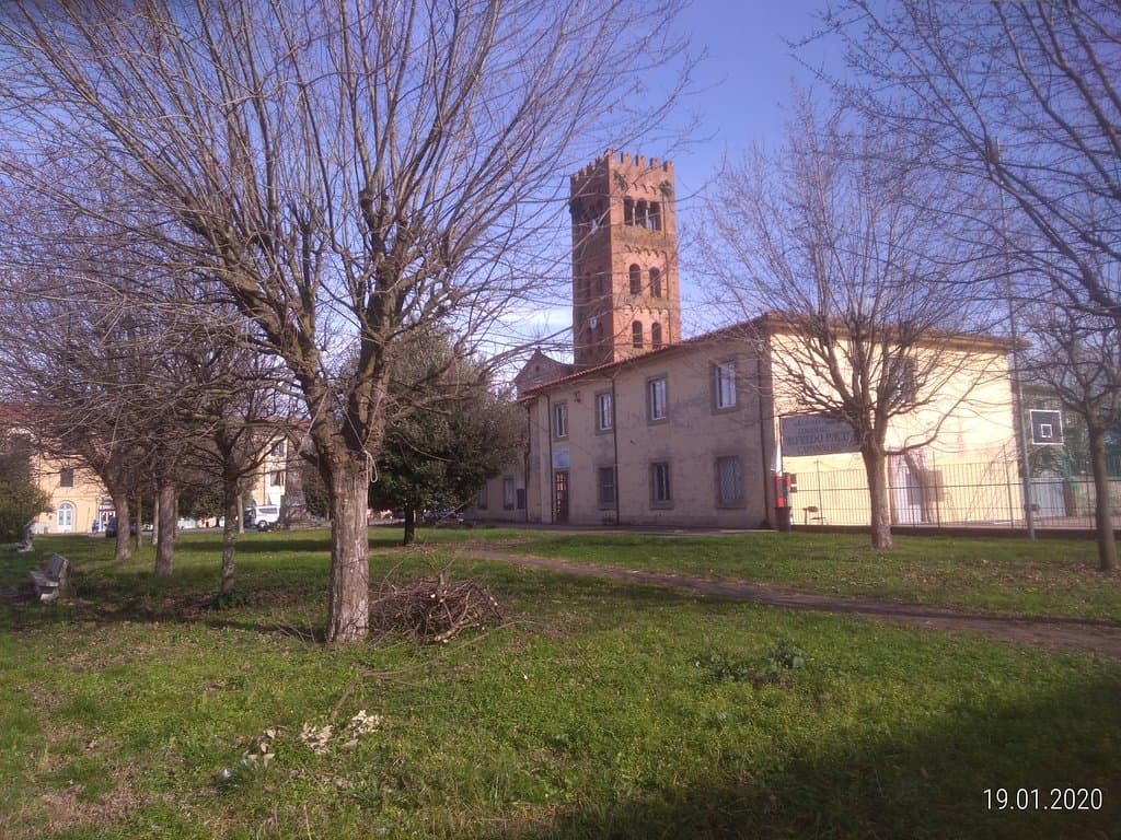 The route runs close to the "pieve" (parish church) of Capannori.