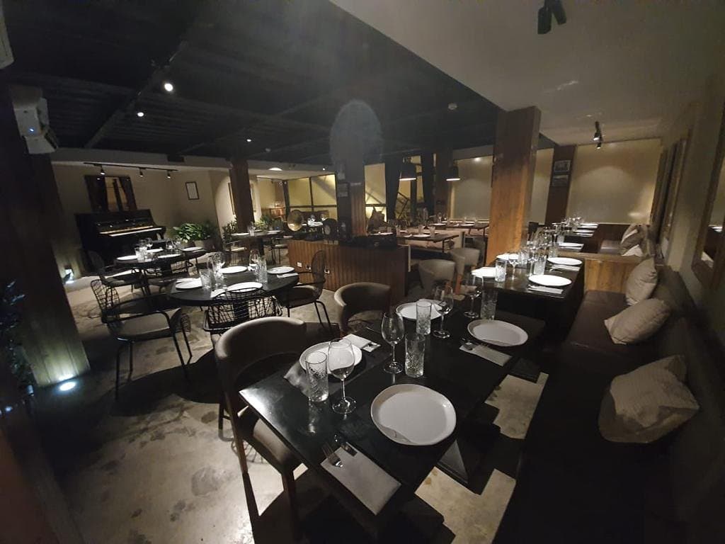 El salón privado listo para ser ocupado por usted. 