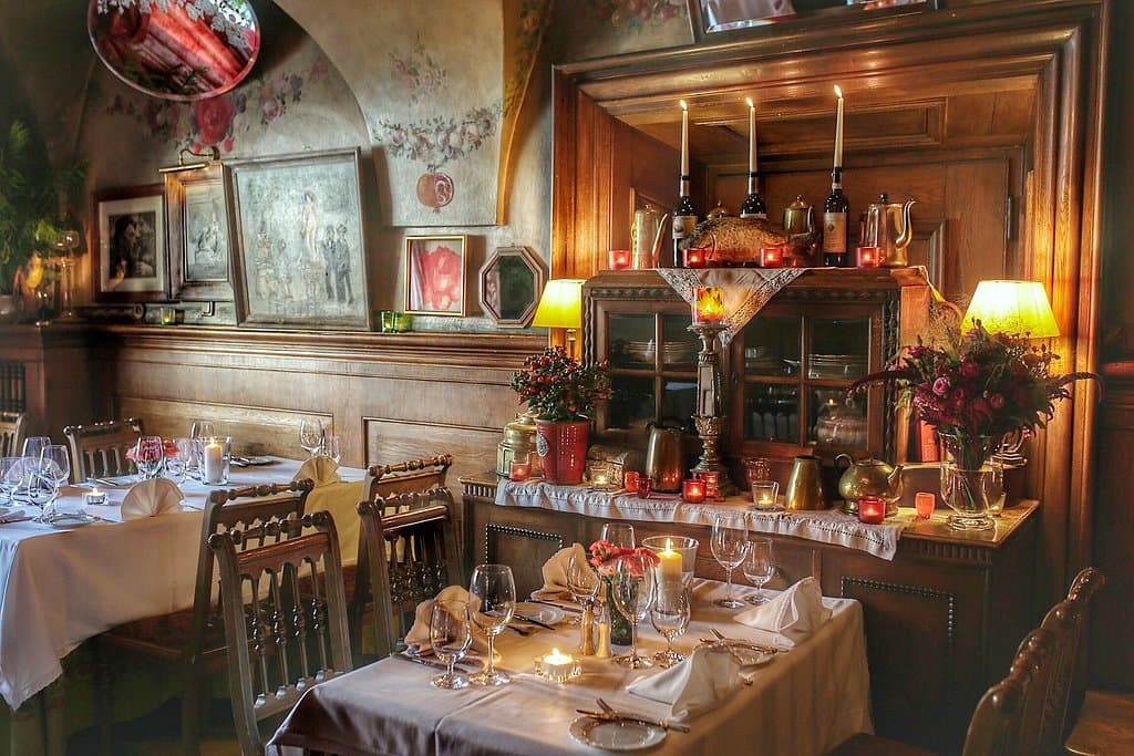 Najstarsza restauracja w Warszawie z tradycją sięgającą początków XVI wieku. Obecną właścicielką jest Magda Gessler.