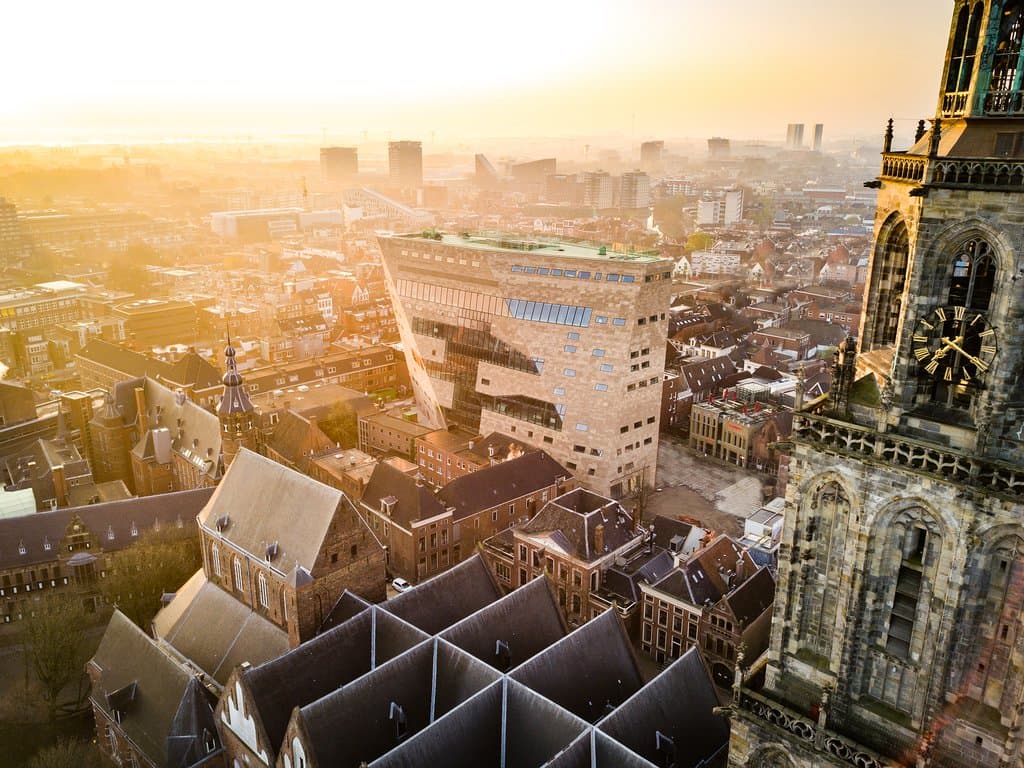 In het hart van Groningen staat het Forum, een laagdrempelige ontmoetingsplek voor iedereen die nieuwsgierig is naar de wereld van nu en de mogelijkheden van morgen. Met internationale exposities, Storyworld, vijf filmzalen, een multifunctionele zaal, de bibliotheek, het Smartlab, horeca en een dakterras met fenomenaal uitzicht dagen we het publiek uit om zich te laten verrassen en met een open blik naar de toekomst te kijken.