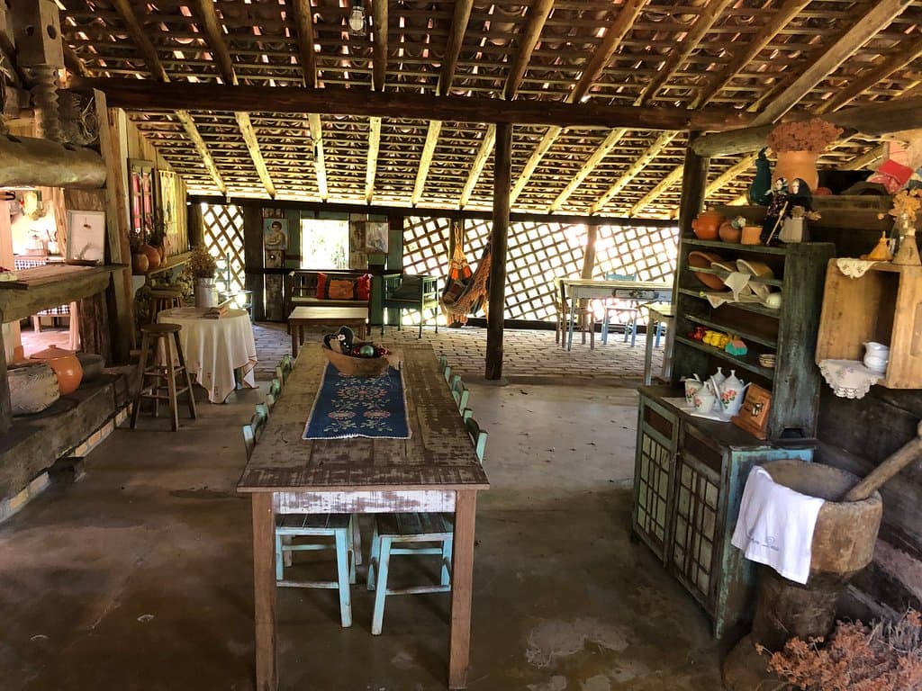 O espaço é aberto a visitação pública e oferece a típica consertada que é uma cachaça com café e especiarias, patrimônio cultural de Bombinhas.