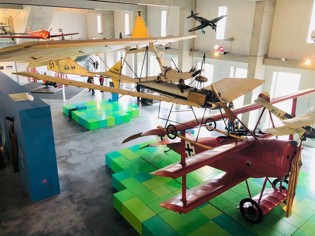 Blick in die Ausstellungshalle LUFT - Bereich Flugzeugbau in MV