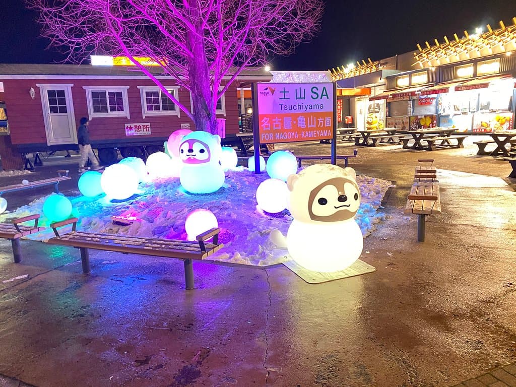 新名神の土山サービスエリアです 朝、雪が降ってました