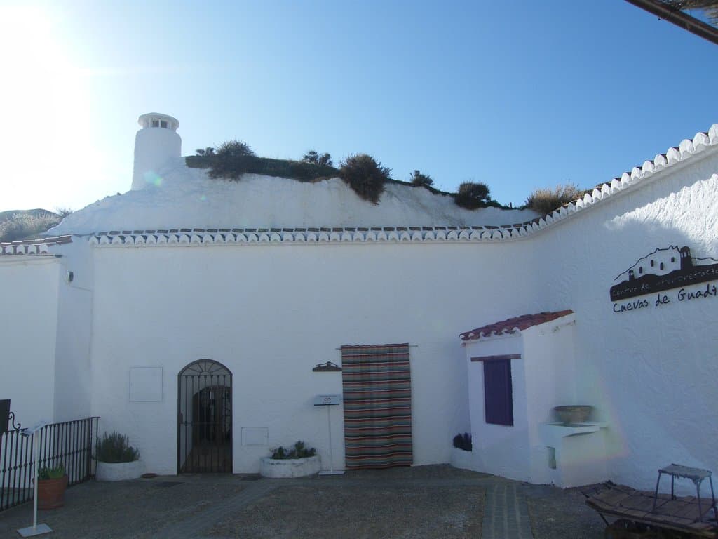 Fachada Placeta Cueva Salida del Centro de Interpretación Cuevas de Guadix poniéndose el sol.