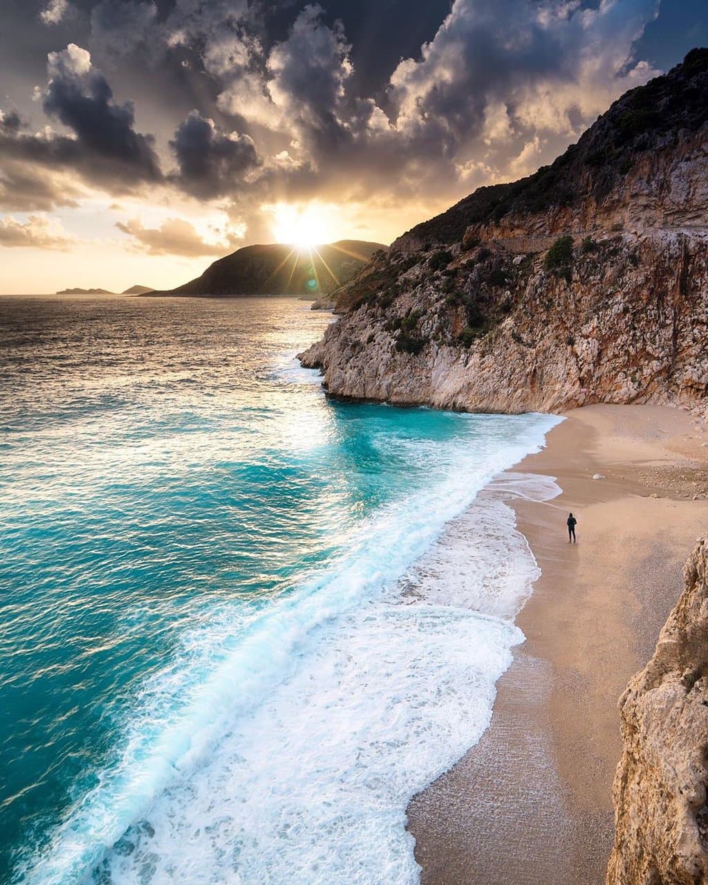 Located right on the Mediterranean coastline, #Kaputas Beach is one of the popular and mesmerising beaches in Turkey. Summer is so close, you can let yourself dive deep in the waters of Mediterranean! 🐚 📷 ceyyhuun / IG #Antalya #GoTurkey