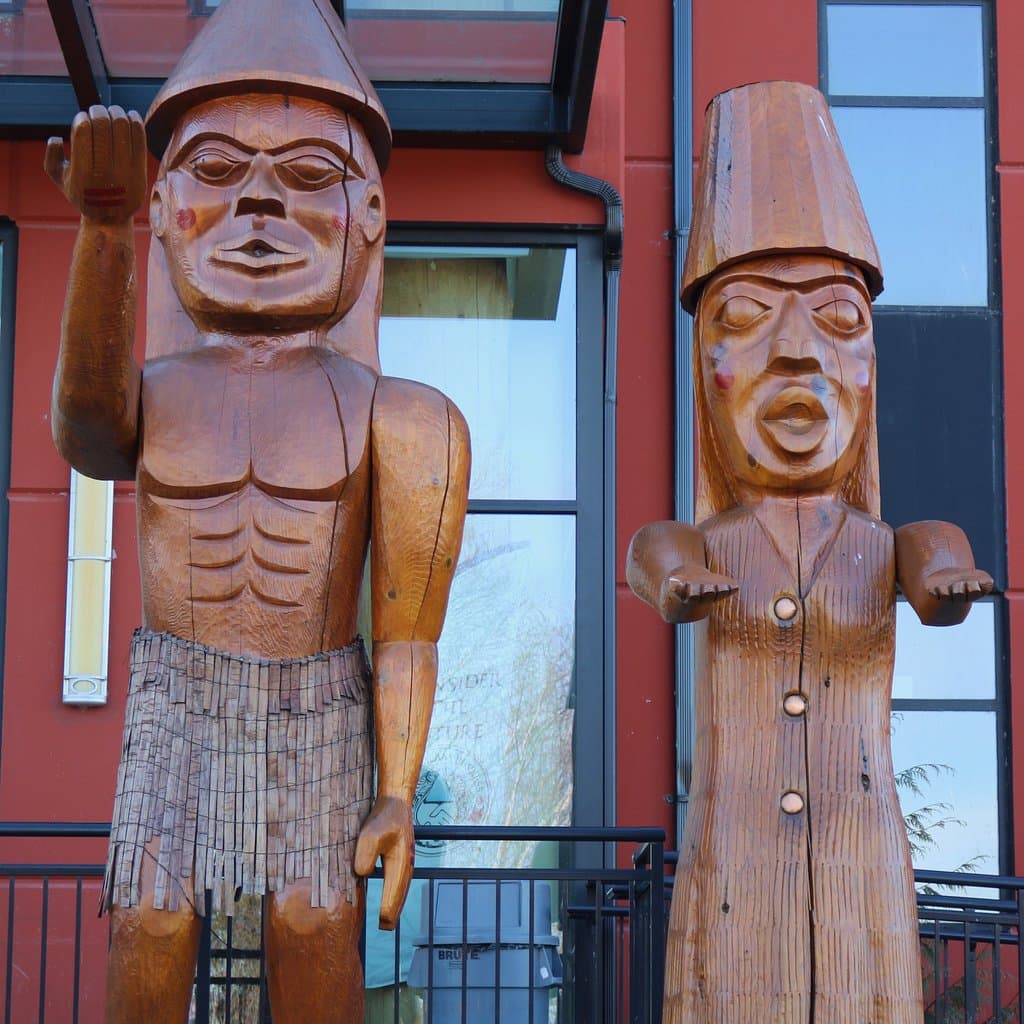 Welcome statues
