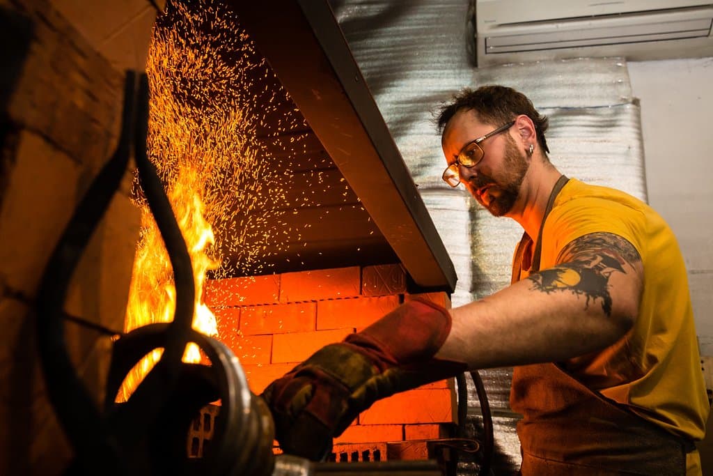 Фотограф Алексей Андронов запечатлел рабочие будни кузнеца Виталия.