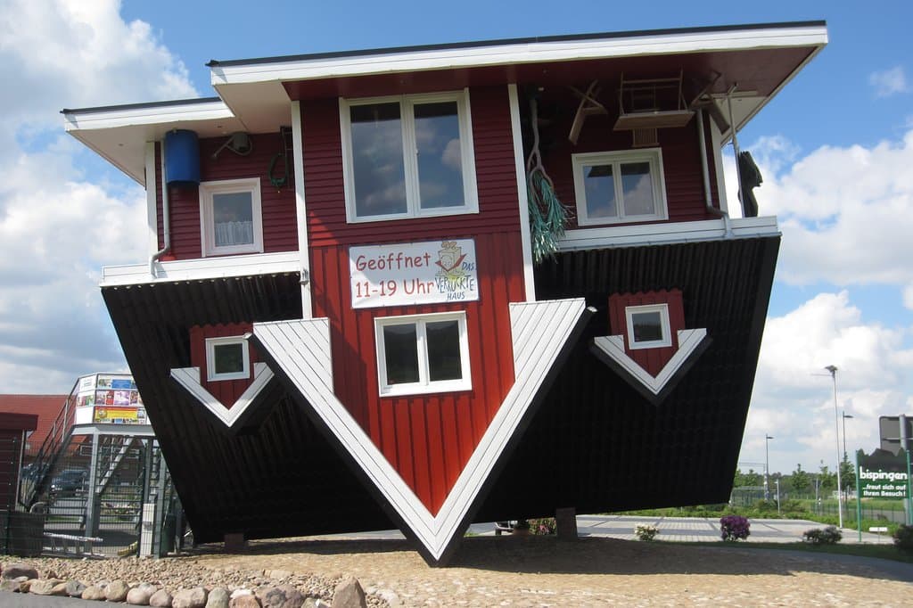 DAS VERRÜCKTE HAUS in Bispingen in der Lüneburger Heide steht Kopf! Die perfekte Instagram Location für kuriose und verrückte Selfies🤩