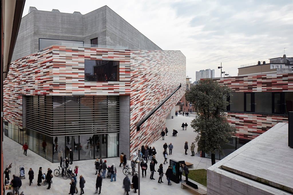 M9 è il risultato di un intervento di rigenerazione urbana  firmato dalla studio Sauerbruch Hutton, che affianca architetture storiche a edifici iconici di nuova costruzione. Un distretto culturale che ridisegna e restituisce spazi alla socialità.