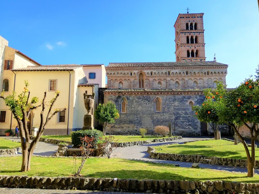 Cortile del Museo dell'Abbazia di San Nilo.