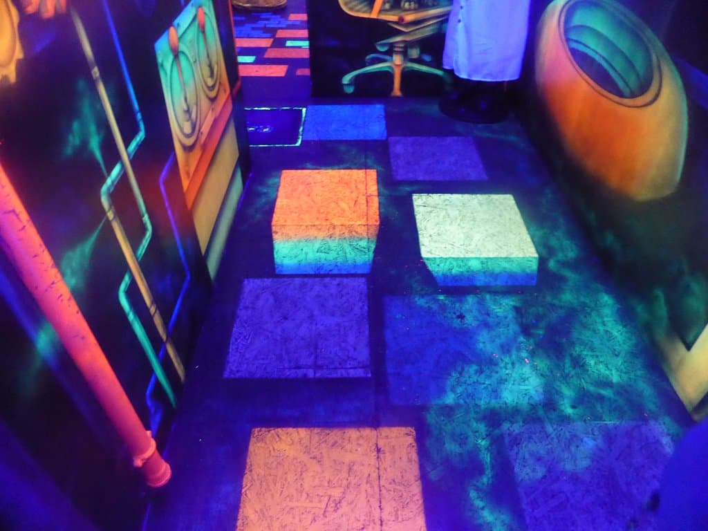 wygląda, jak by te elementy były przestrzenne. Niezwykłe uczucie wchodzić po nich, gdy okazuje się, że są płaskie =]