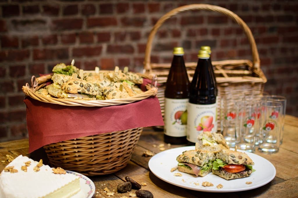 Sandwiches artisanaux concoctés par notre équipe cuisine avec des aliments équitables, locaux et de saison.

Nos Brunch se déroulent les dimanches.